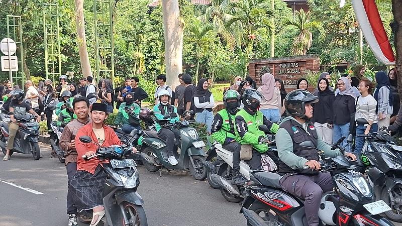 Komunitas Ojol Depok Kawal Mahasiswa UI Berangkat Demo ke Polda Metro Jaya