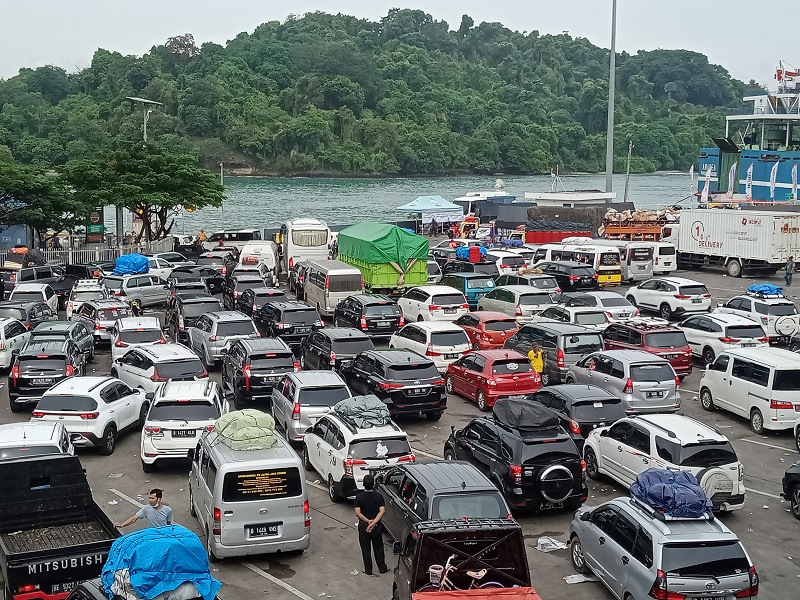 Kondisi-Pelabuhan-Merak-Banten-dipadati-pemudik-pada-H-5-Lebaran-2022.jpg