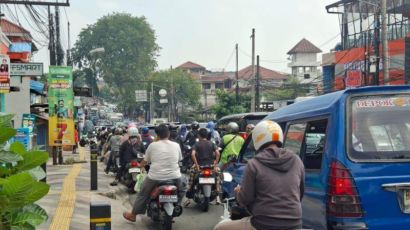 Lalin-Jalan-Komjen-Pol-H-Jasin-Depok-semrawut.jpg