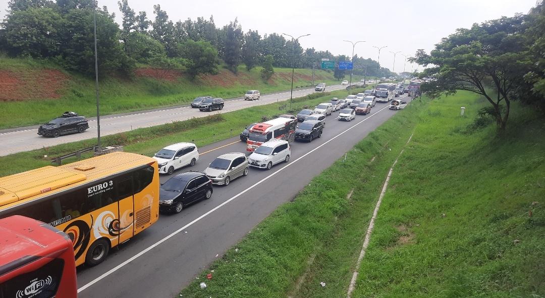 Lalu-lintas-di-Tol-Cipali-tepatnya-dari-Jembatan-Purwakarta.jpg