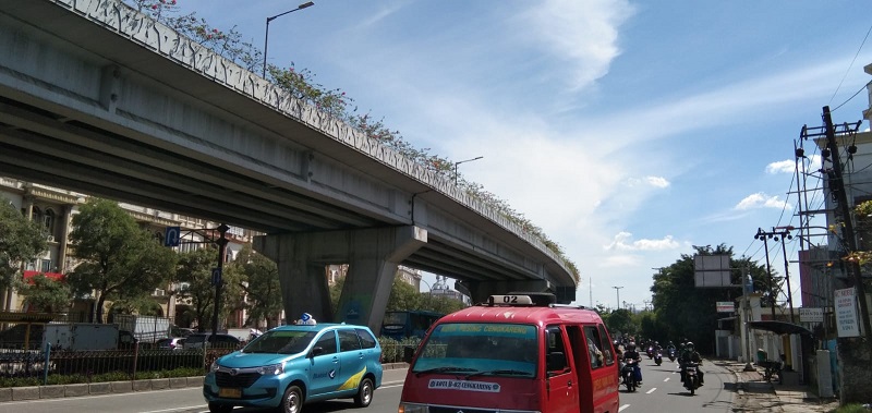 Lokasi-kecelakaan-lalu-lintas-pengendara-sepeda-motor-yang-terjatuh-dari-Fly-Over-Pesing.jpg
