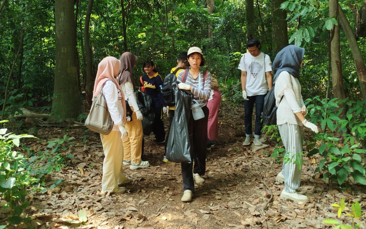 Mahasiswa-dan-dosen-mengadakan-aksi-bersih-bersih-hutan-kota-UI.jpg