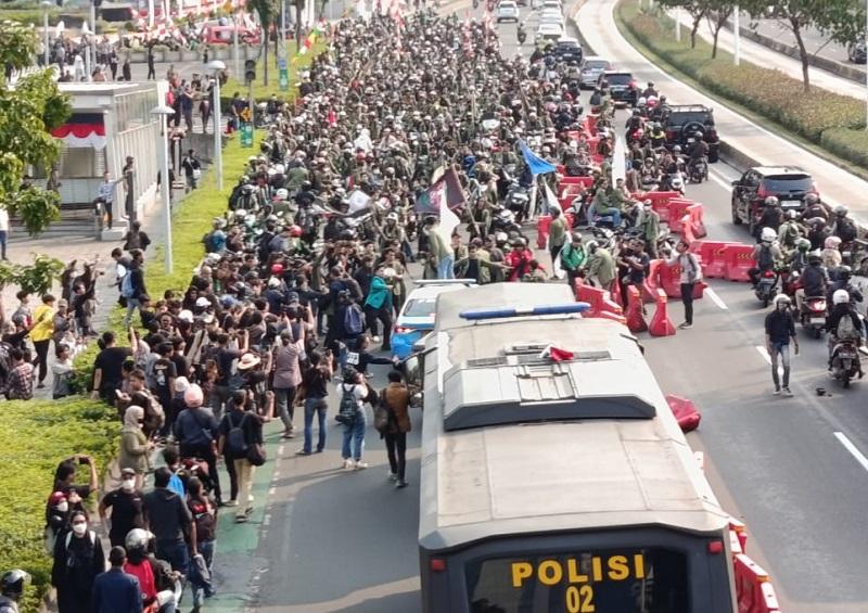 Mahasiswa-menggelar-aksi-demonstrasi-di-depan-Polda-Metro-Jaya.jpg
