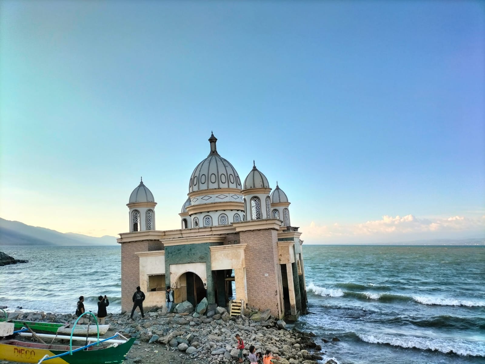Masjid-Arqam-Baburahman-atau-lebih-dikenal-Masjid-Terapung-Palu-Sulawesi-Tengah.jpg