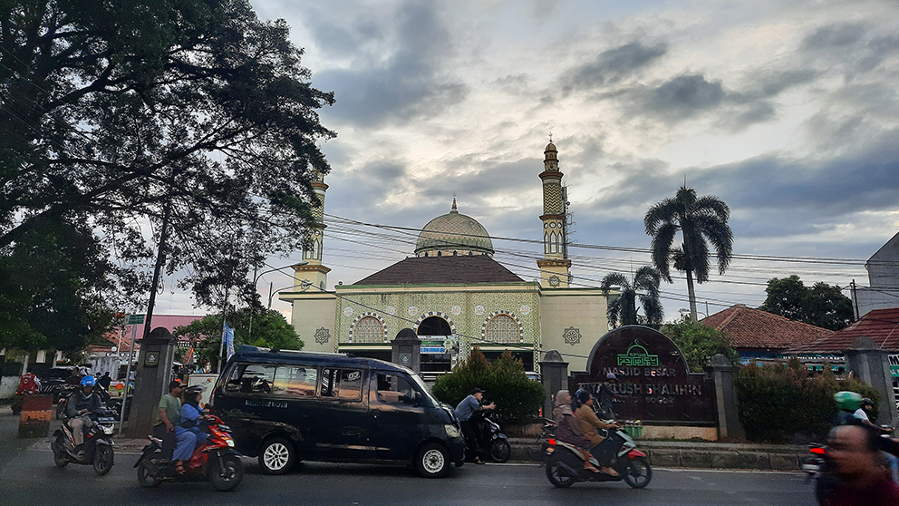 Masjid-Riyadlush-Shalihin-di-Parung-Kabupaten-Bogor.jpg