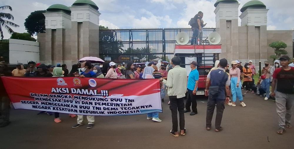Massa-demonstran-pro-RUU-TNI-menyampaikan-aspirasi-di-depan-gedung-DPR-RI.jpg