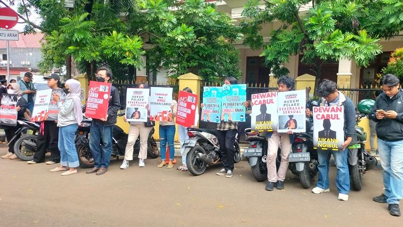Massa-menggelar-aksi-demonstrasi-depan-PN-Depok.jpg