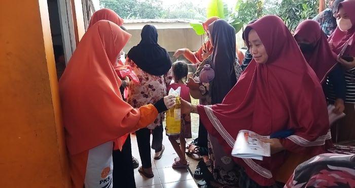 Ramadan 2023, Nur Azizah Tamhid Bagikan 100 Bungkus Minyak Goreng ke Warga Cilodong Depok