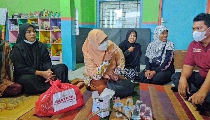 Tragedi Tembok Sekolah MTsN Roboh, Nur Azizah Santuni Keluarga Adnan Efendi di Limo Depok