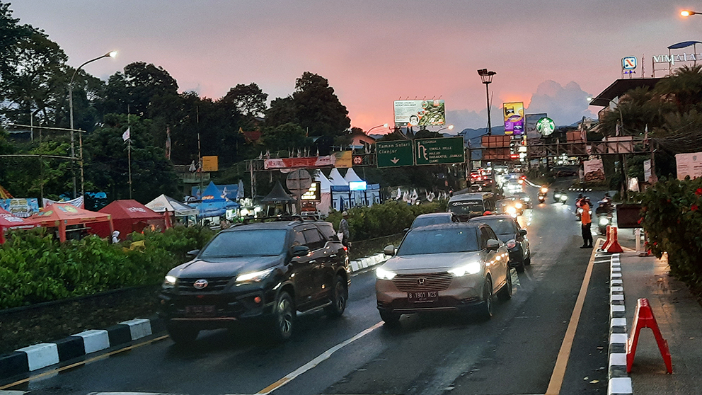 One Way Arah Jakarta Berakhir, Lalu Lintas di Jalur Wisata Puncak Bogor Kembali Dua Arah