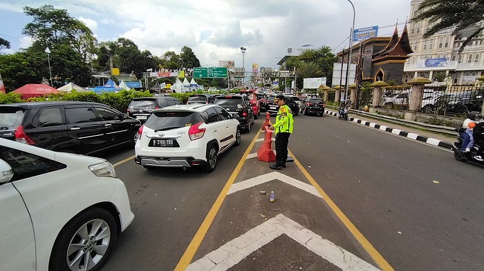 Pantauan-pemberlakuan-one-way-arah-puncak-di-Pos-Polisi-Lantas-Gadog.jpg