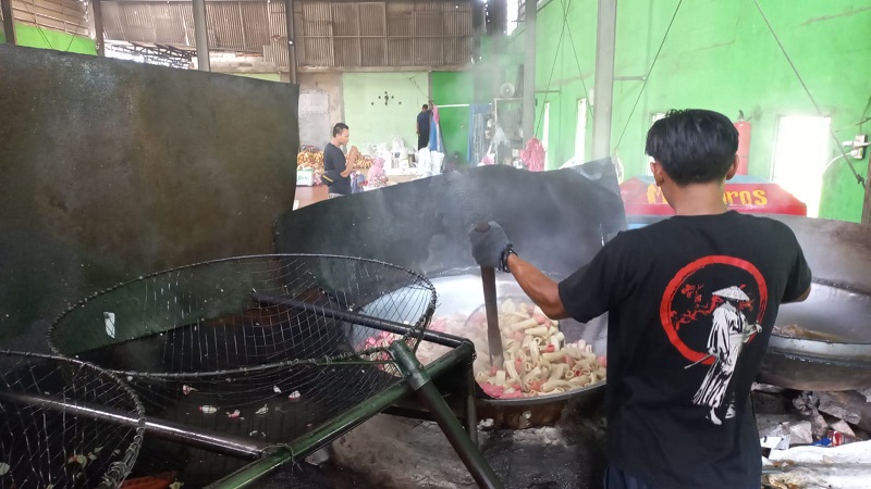 Para-pekerja-di-Rumah-Produksi-Kerupuk-Alfanas-yang-berlokasi-di-di-Jalan-Balinda-I-Kebalen.jpg