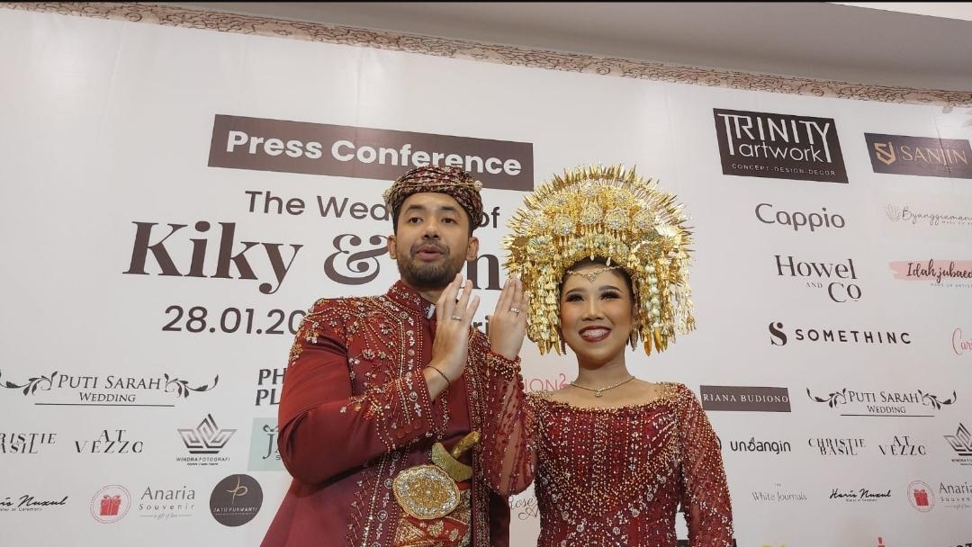Pasangan-selebriti-Kiky-Saputri-dan-Muhammad-Khairi-dalam-jumpa-pers-pernikahan-mereka.jpg