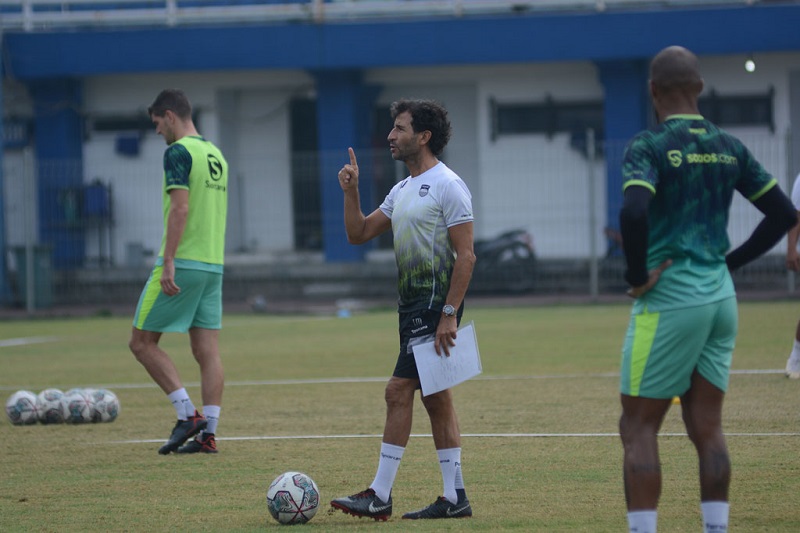 Pelatih-Persib-Bandung-Luis-Milla-saat-memimpin-sesi-latihan-pertamanya-di-Bandung.jpg