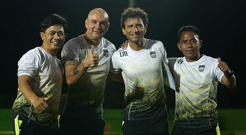 Pelatih-Persib-Luis-Milla-bersama-para-asistennya.jpg