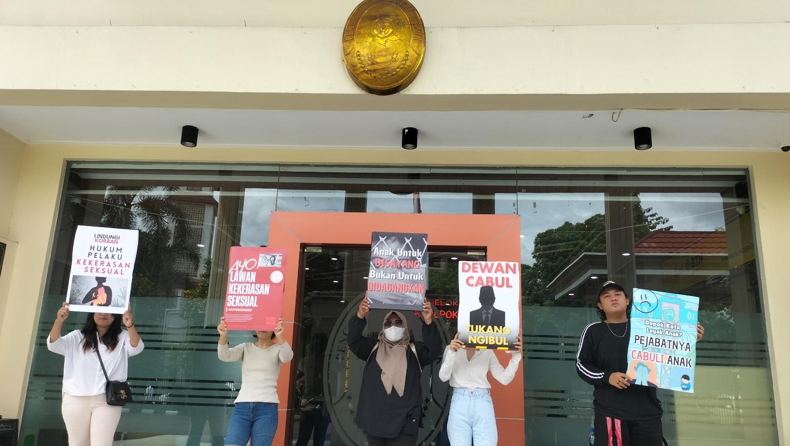 Pendemo-tuntut-pelaku-pencabulan-anggota-DPRD-Kota-Depok-dihukum-berat.jpg