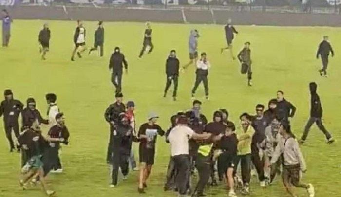 Persitiwa-pemukulan-Steward-atau-petugas-lapangan.jpg