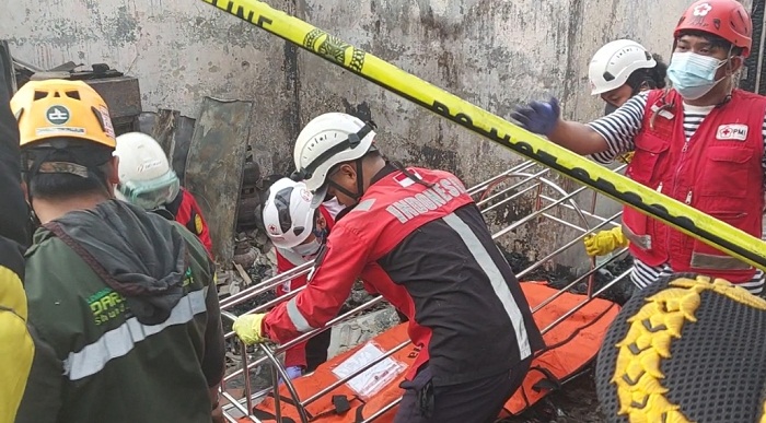 Petugas Kembali Menemukan Satu Mayat Korban Kebakaran Depo Pertamina Plumpang pada Sabtu Pagi