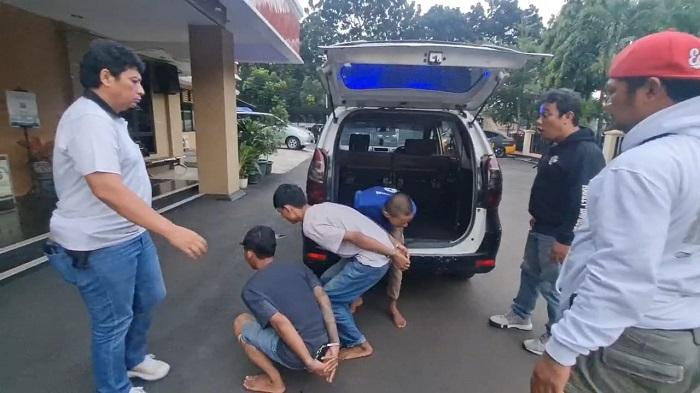 Petugas-kepolisian-dari-Polsek-Kalideres-menangkap-tiga-pelaku-pencurian-sepeda-motor.jpg