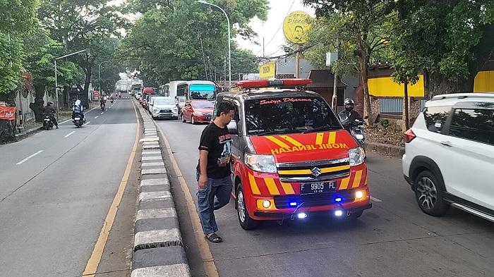 Petugas-mengevakuasi-jasad-korban-tewas-laka-lantas-di-Jalan-Raya-Bogor.jpg