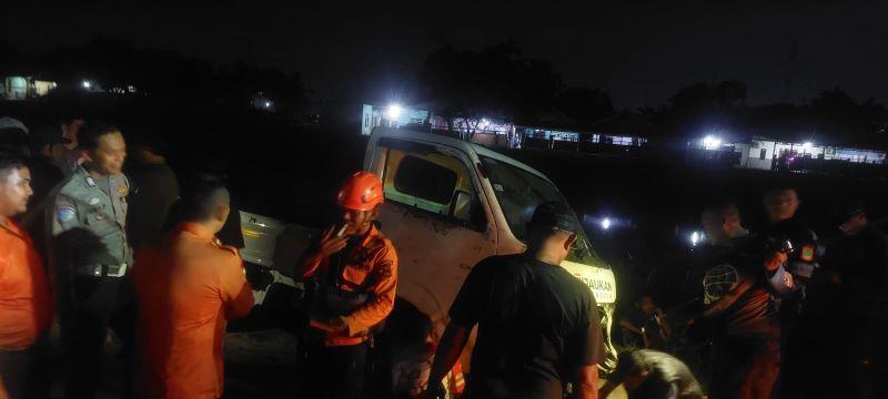 Pikup-Terebur-ke-Irigasi-di-Karawang.jpg