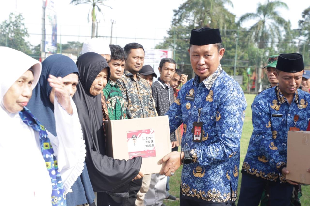 Pj-Bupati-Bogor-Asmawa-Tosepu-memberikan-Antropometri-Kit.jpg