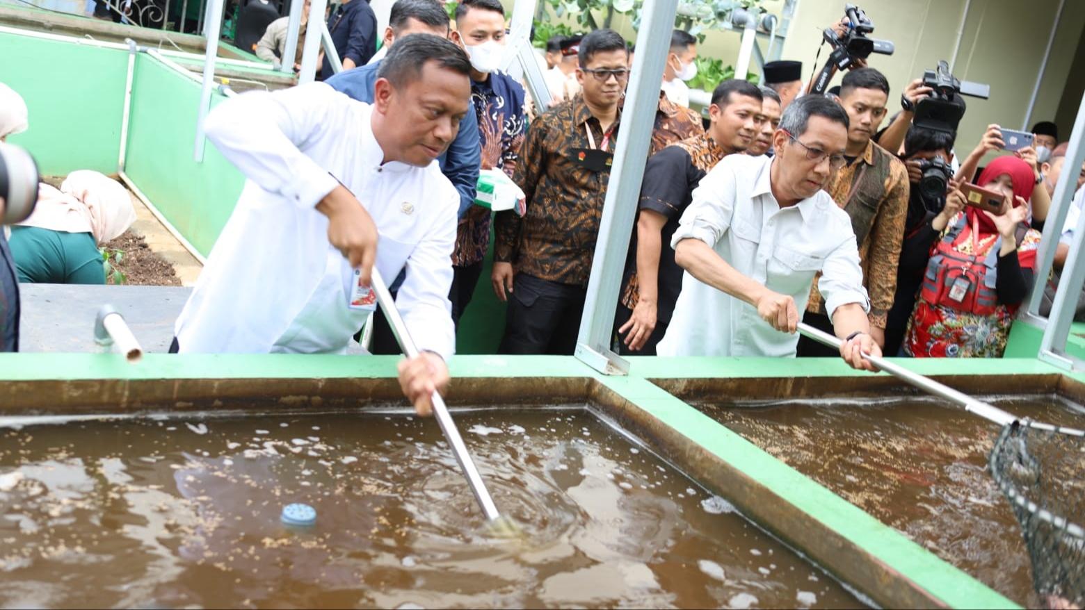Pj-Gubernur-DKI-Jakarta-Heru-Budi-Hartono-dan-Wali-Kota-Jakarta-Selatan-Munjirin-panen-ikan-nila.jpg