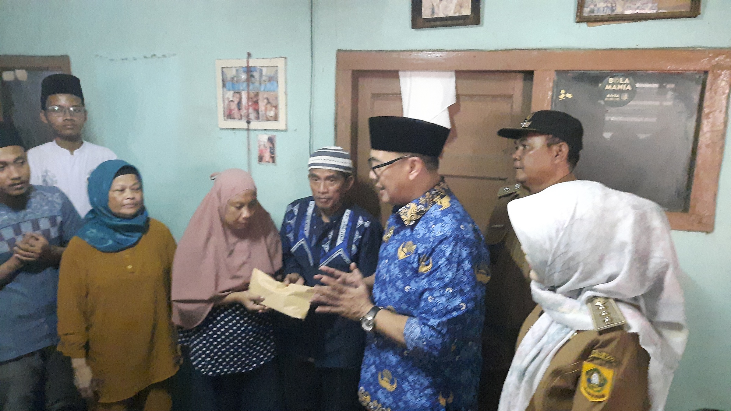 Plt-Bupati-Bogor-Iwan-Setiawan-ketiga-dari-kanan-memberikan-donasi.jpg