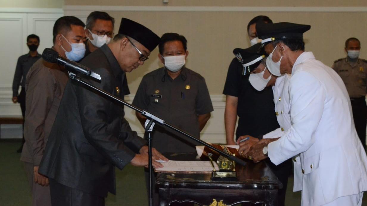 Plt-Bupati-Bogor-Iwan-Setiawan-melantik-dua-kepala-desa.jpg