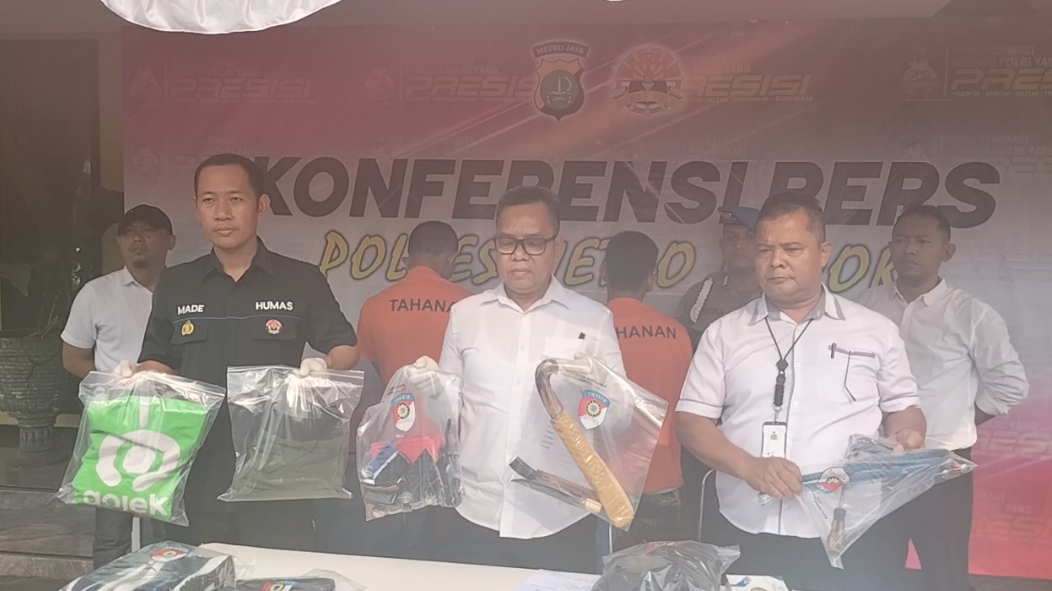 Polisi-dari-Polres-Metro-Depok-menunjukkan-barang-bukti.jpg