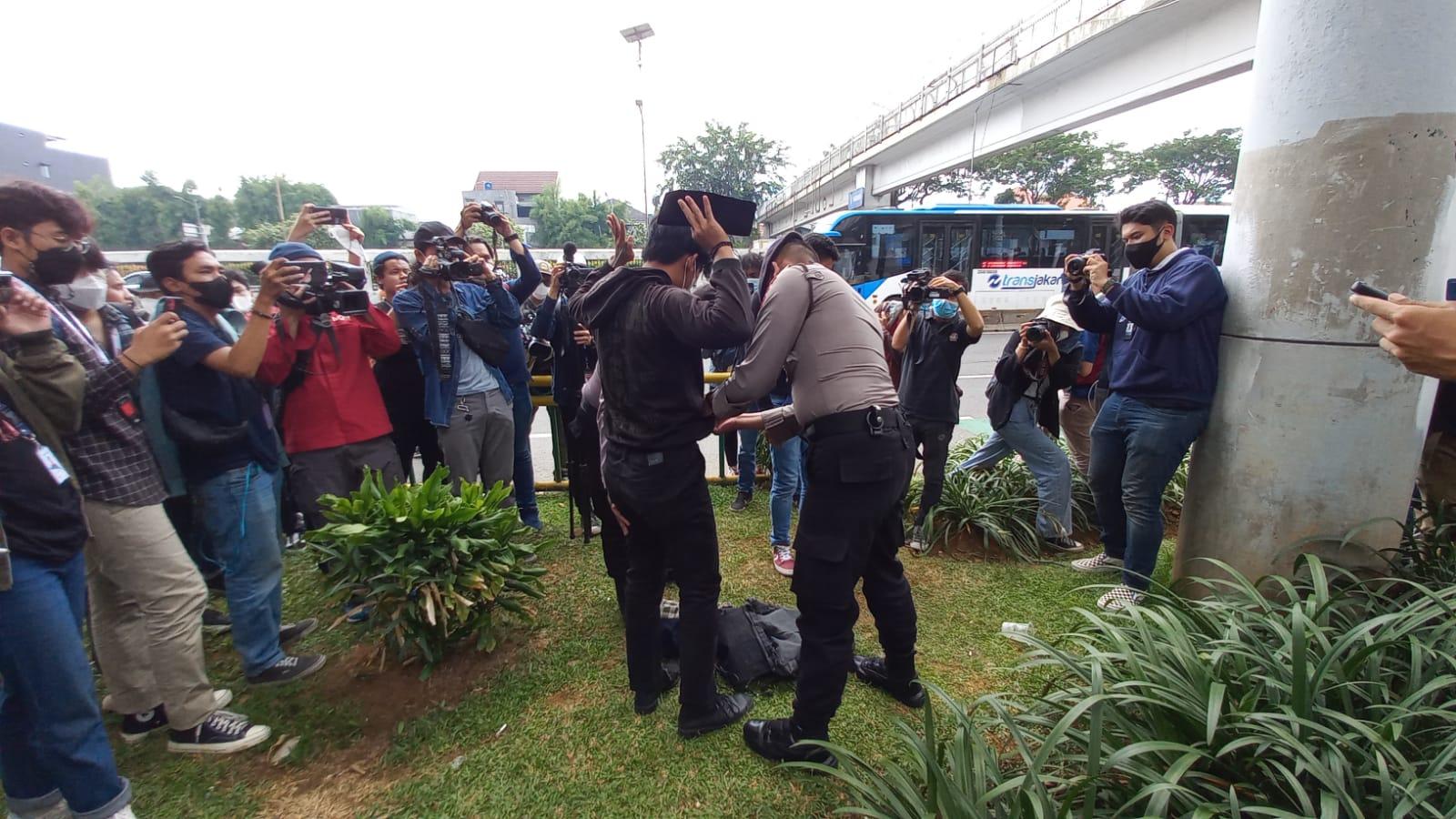 Baru Sampai Gedung DPR RI, Mahasiswa yang Ikut Demo BEM Seluruh Indonesia Langsung Digeledah Polisi