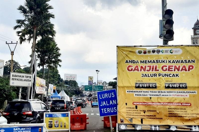 Polisi-menerapkan-rekayasa-lalu-lintas-one-way-di-Jalur-Puncak-5925.jpg