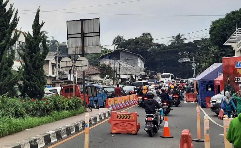 Polisi-menerapkan-sistem-satu-arah-rari-Jakarta-ke-Puncak-Bogor-pada-Minggu-3062024.jpg