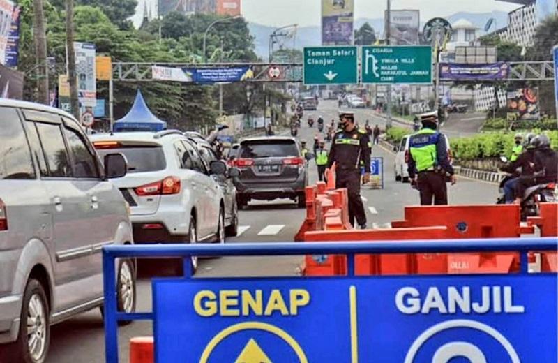 Polisi-mengatur-lalu-lintas-menuju-arah-Puncak-di-Simpang-Gadog-27625.jpg