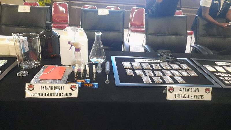 Polres-Bogor-menunjukkan-pelaku-peredaran-narkotika-dan-barang-bukti-yang-disita.jpg