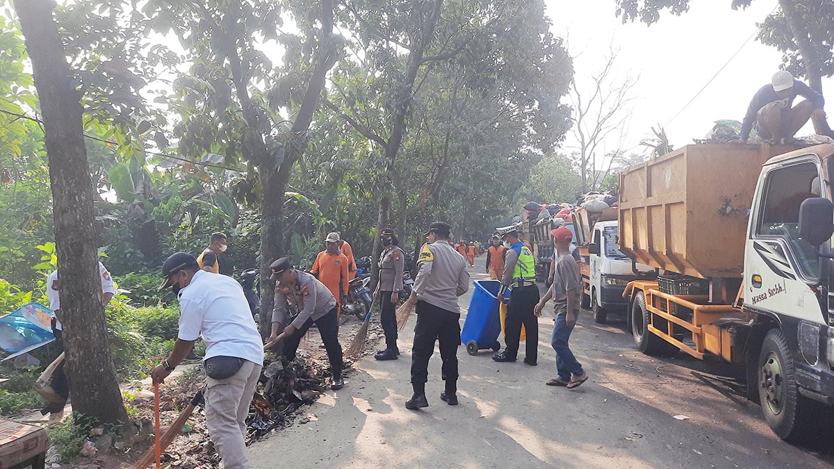 Polres-Depok-Bersihkan-TPA-Cipayung.jpg
