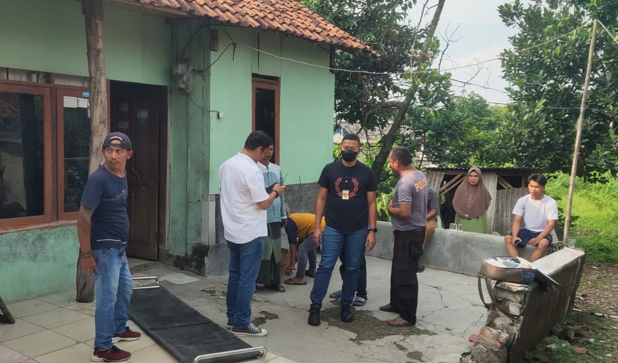 Polres-Karawang-melakukan-evakuasi-korban-dan-olah-TKP-anak-bunuh-ayah-kandung.jpg