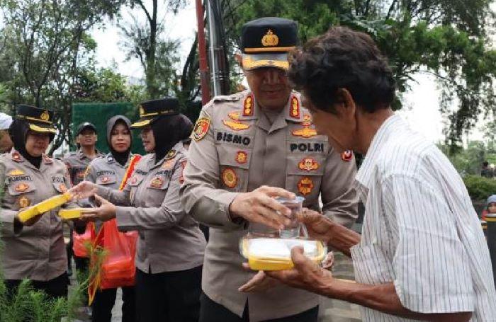 Tebar Kebaikan di Bulan Ramadan, Polresta Bogor Kota Bagikan 300 Takjil ke Masyarakat