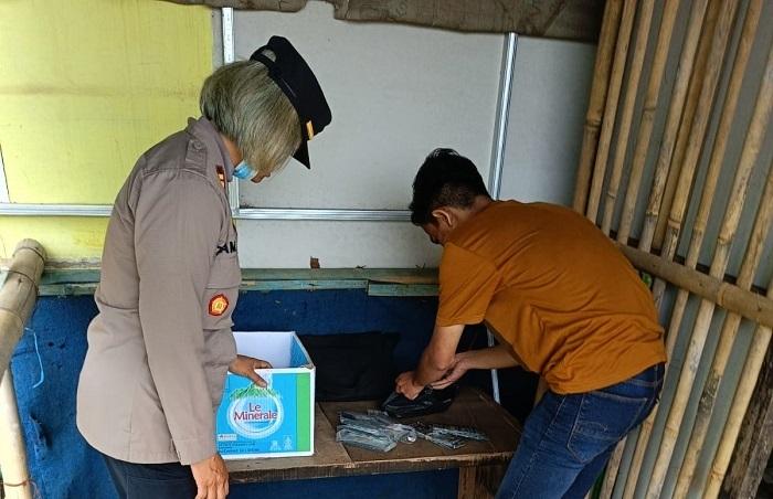 Polsek-Tajurhalang-menggerebek-kios-yang-menjual-obat-obatan-terlarang.jpg