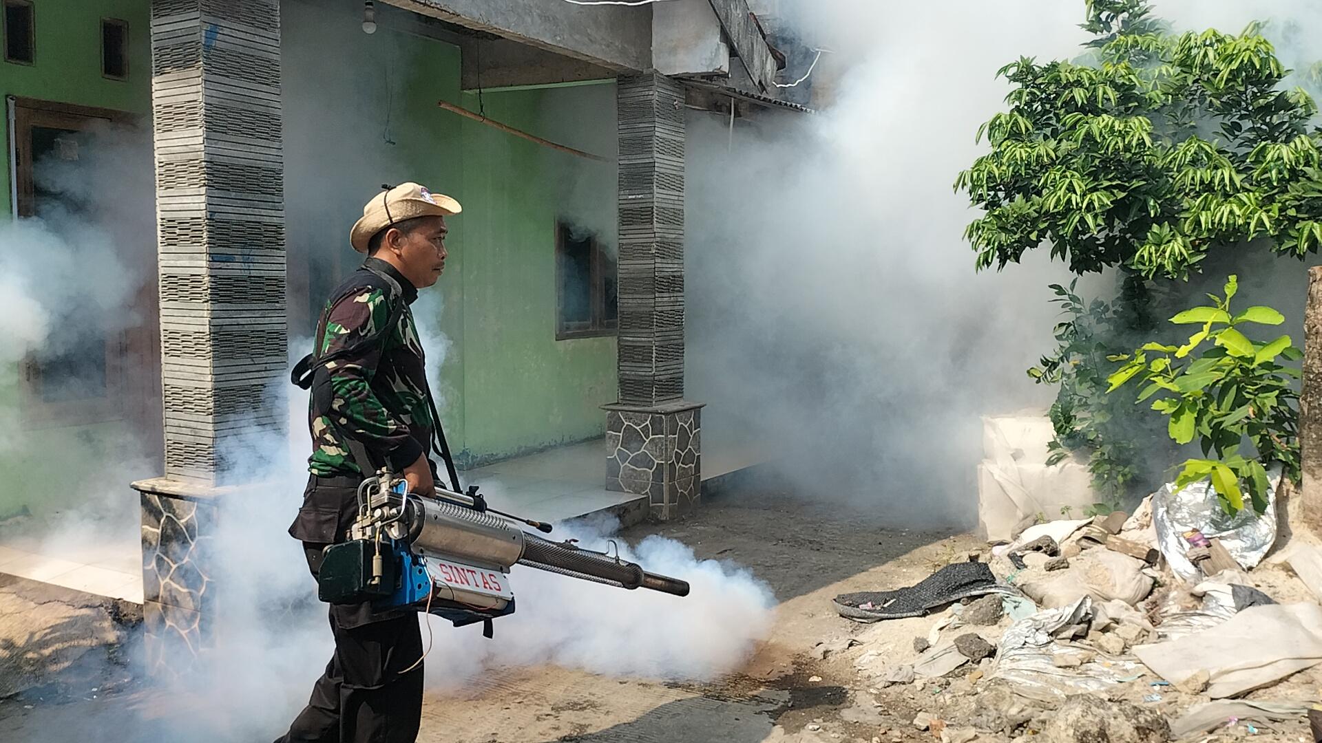 4 Warganya Terkena DBD, Pengurus Lingkungan RT 04/04 Cilangkap Depok Lakukan Fogging
