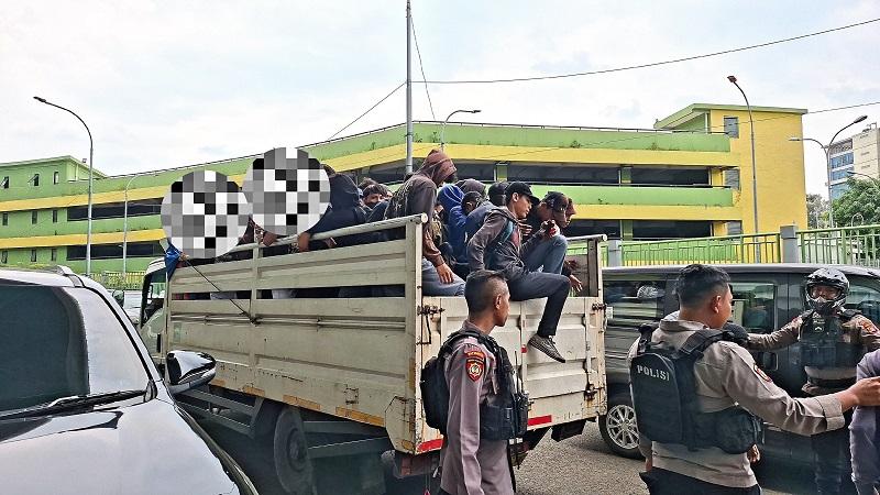 Puluhan-pelajar-yang-menghadang-truk-untuk-ikut-demo.jpg