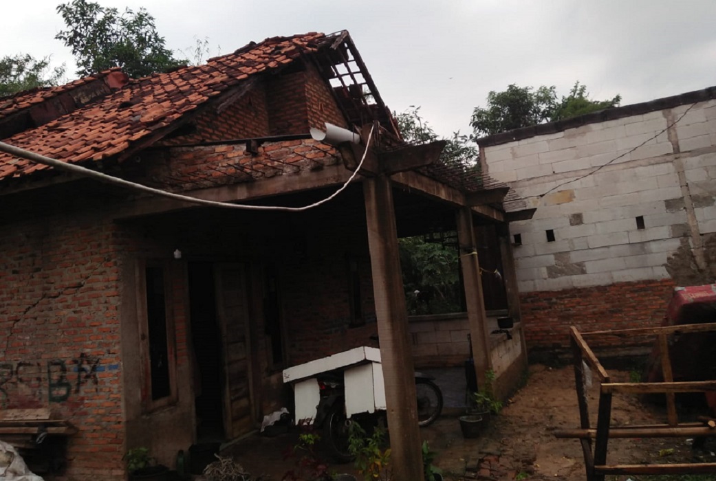 Puting-Beliung-hancurkan-rumah-warga-di-Kabupaten-Bekasi.jpg