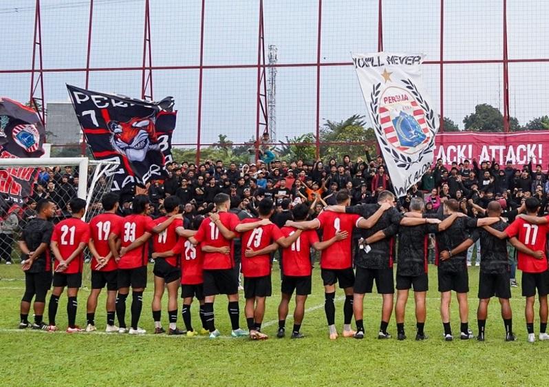 Ratusan-The-Jakmania-datang-ke-lapangan-latihan-Persija-Jakarta.jpg