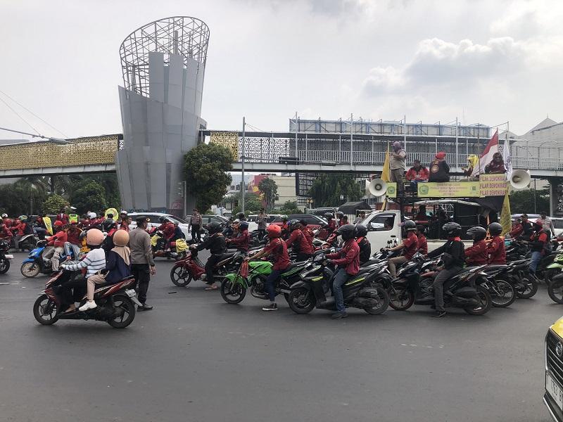 Demo Buruh Tuntut UU Cipta Kerja dan Outsourching Dihapus, di Bekasi Buruh Tutup Jalan