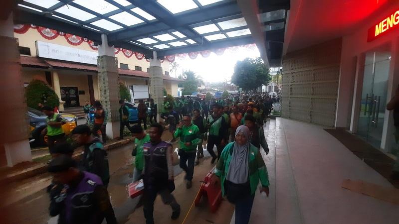 Ratusan-pengendara-ojek-online-saat-akan-melakukan-salat-gaib.jpg