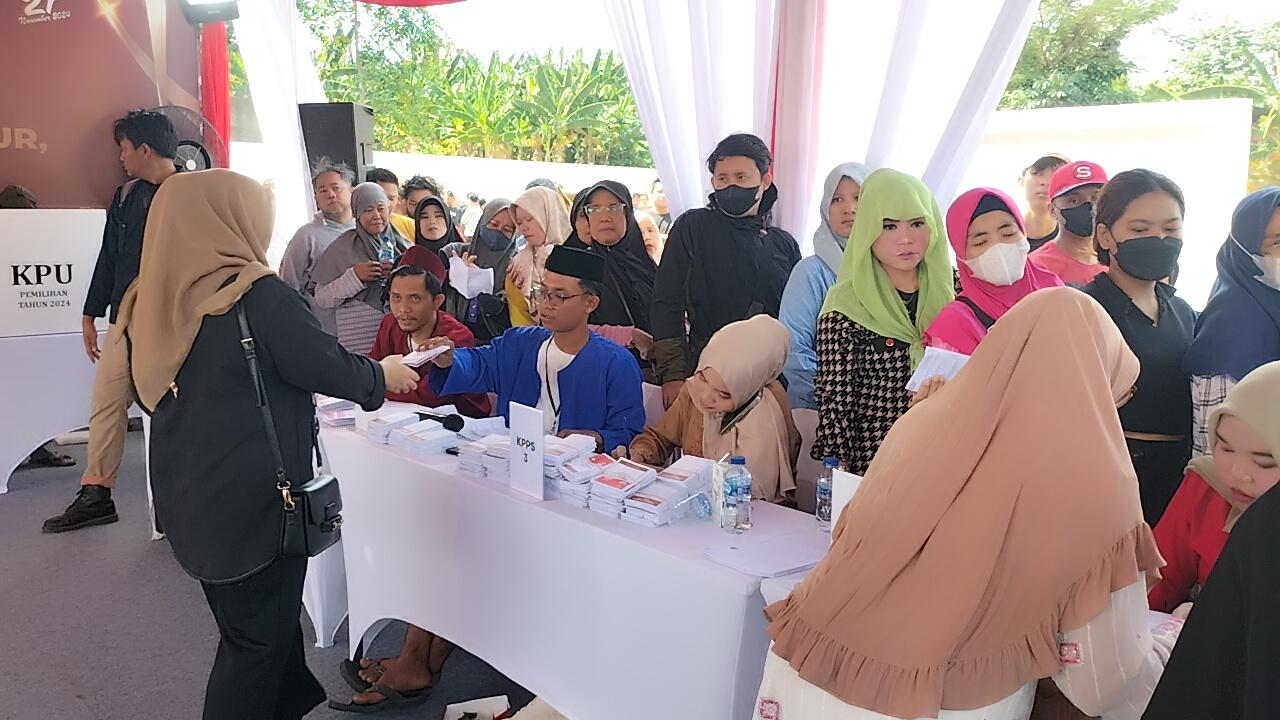 Ratusan Warga Antusias Ikuti Simulasi Pemungutan Suara Pilkada 2024 di Lapangan Kukusan Depok