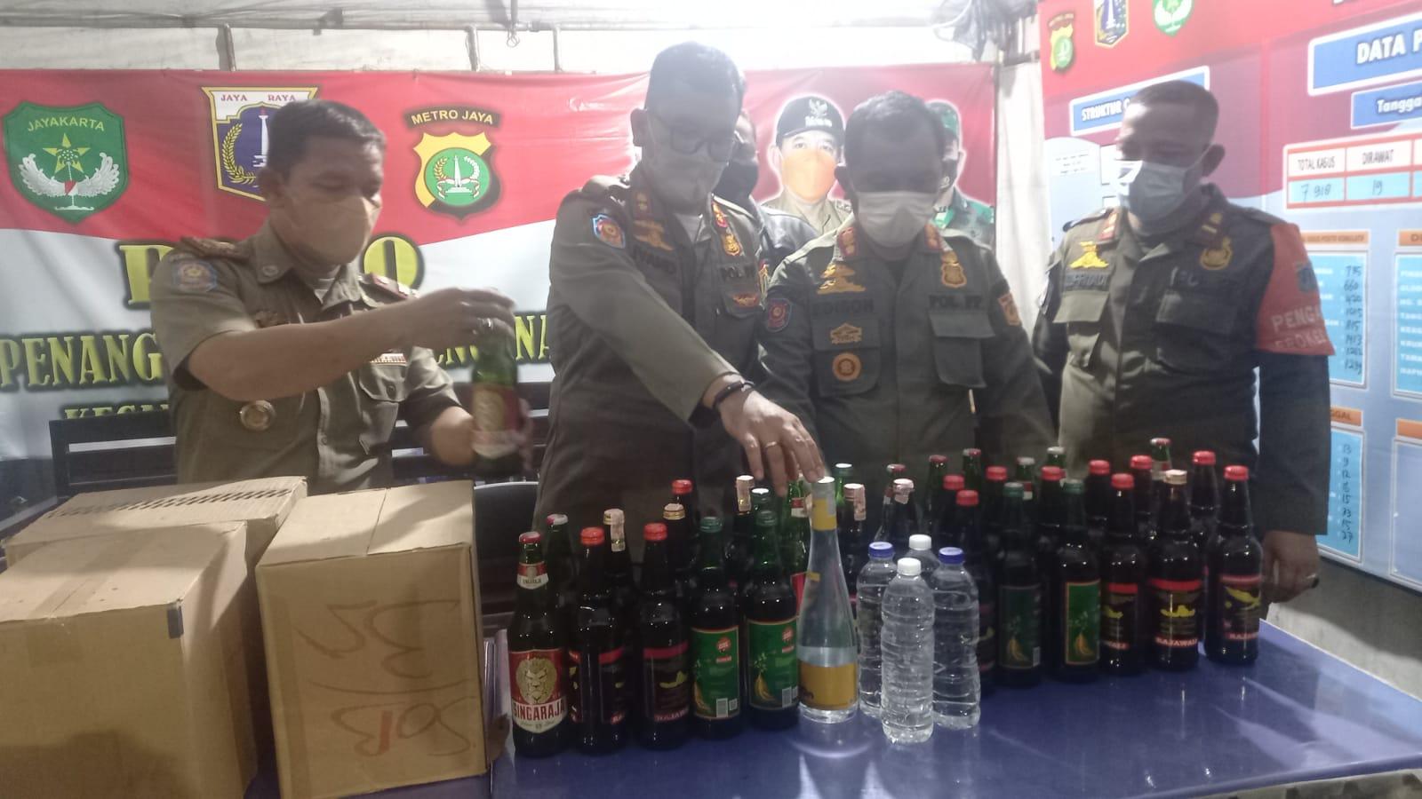 Razia Miras di Warung Kelontong dan Tukang Jamu, Satpol PP Jakbar Sita 120 Botol Berbagai Merek