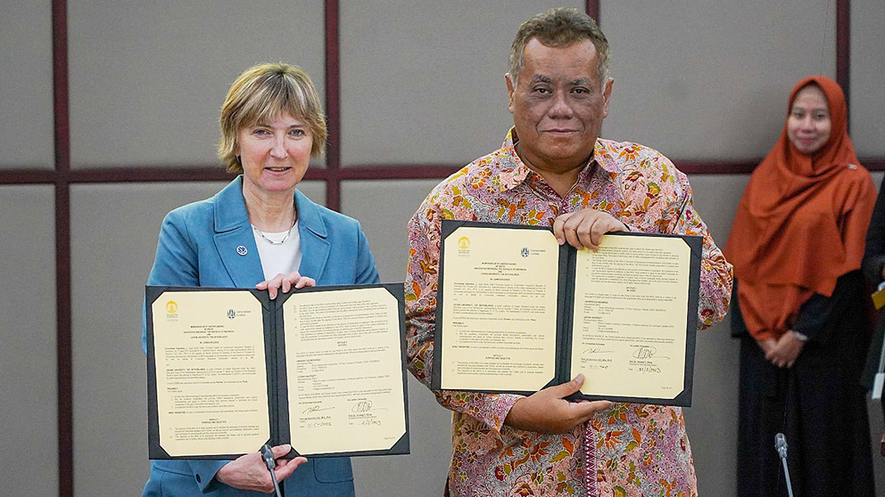 Rektor-UI-Prof-Ari-Kuncoro-dan-President-of-the-Executive-Board-of-Leiden-University-Annetje-Ottow.jpg