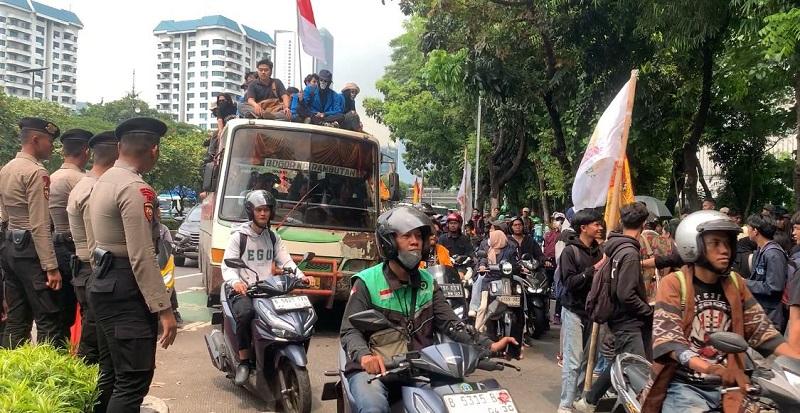 Mahasiswa Mulai Berdatangan untuk Demonstrasi di DPR Setelah Buruh Membubarkan Diri