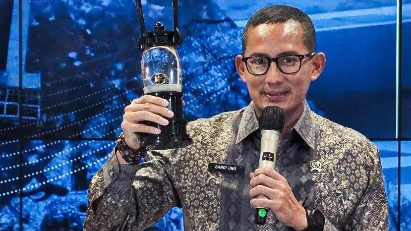 Sandiaga-Uno-mengumumkan-pemenang-Festival-Film-Bulanan-di-The-Weekly-Brief-with-Sandi-Uno.jpg